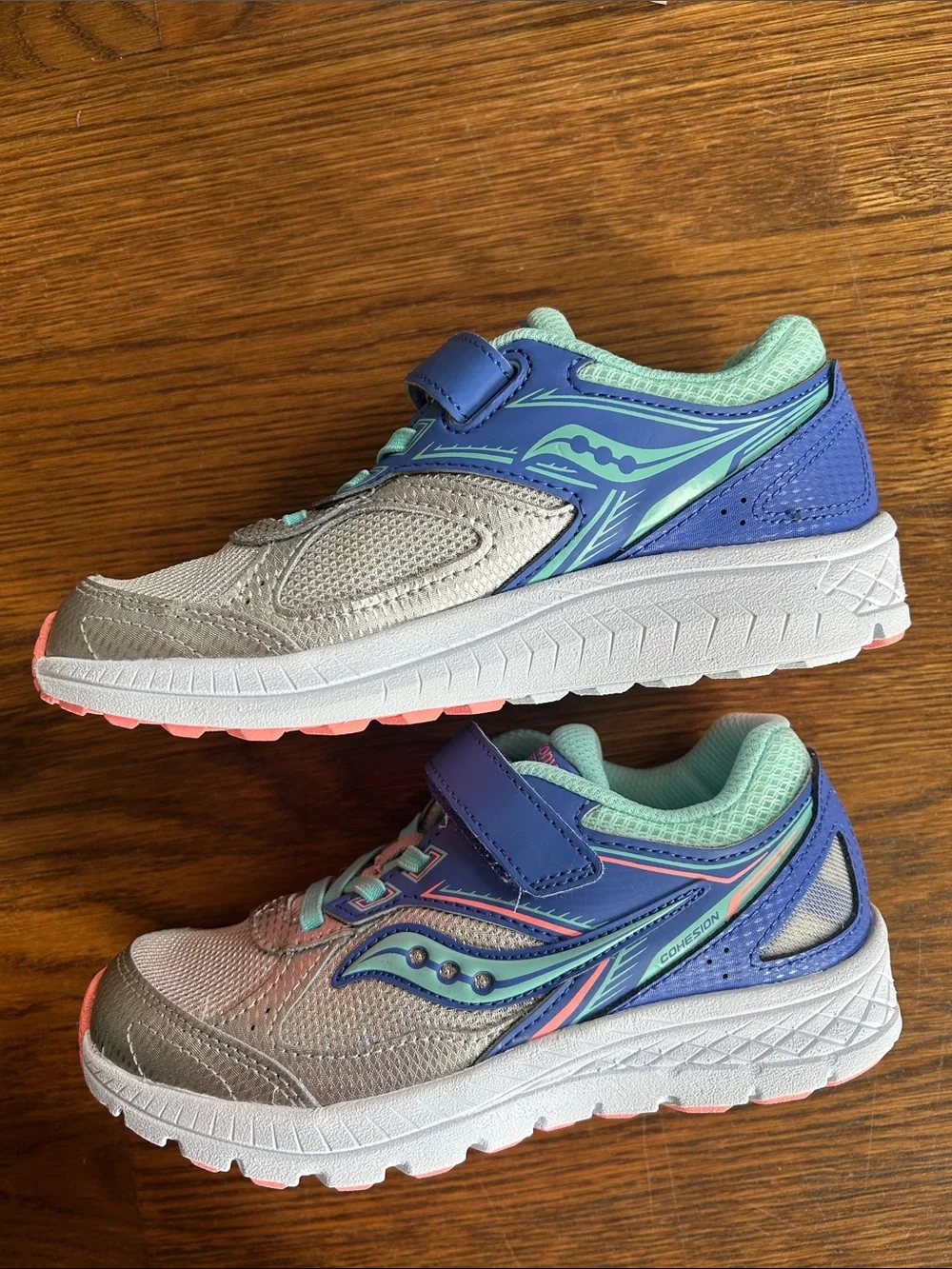 NWT Saucony Cohesion 14 Sneakers in Silver/Periwinkle/Turquoise, size 1